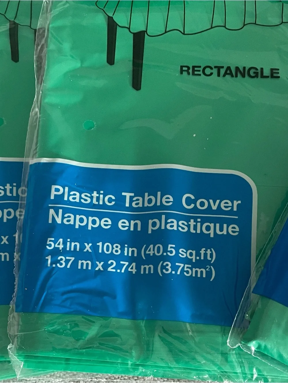 Green Disposable Plastic Table Covers & Crepe Streamer Pack